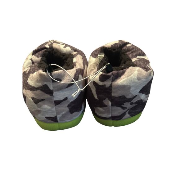 NWOT Old Navy Big Kid's Slippers Camo Monster Eyes Sherpa Lined Size XXL (5-6) - Picture 2 of 4